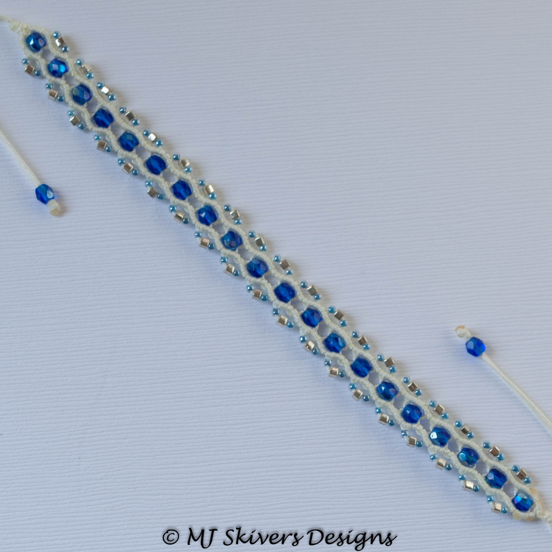 Simple Wavy Micro Macrame Bracelet - White and Royal
