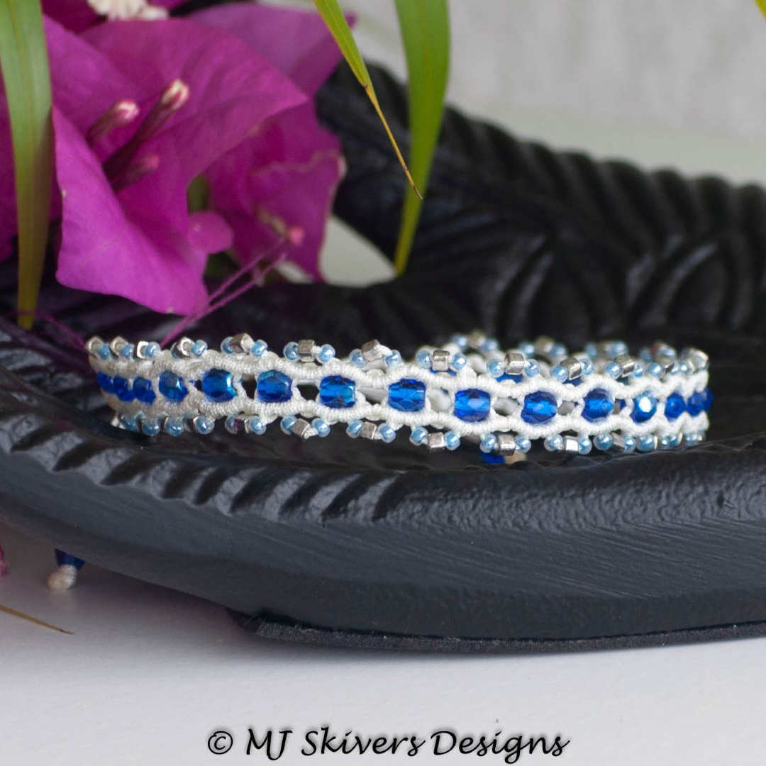 Simple Wavy Micro Macrame Bracelet - White and Royal